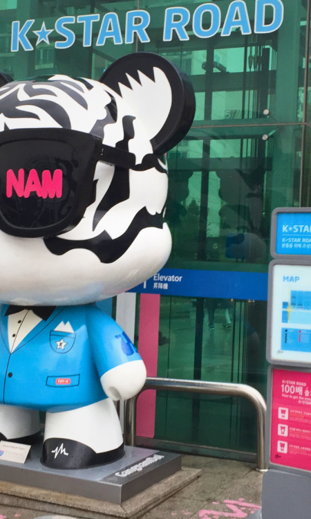 Große K-Pop Maskottchen-Figur mit Sonnenbrille auf der K-Star Road in Gangnam, Seoul