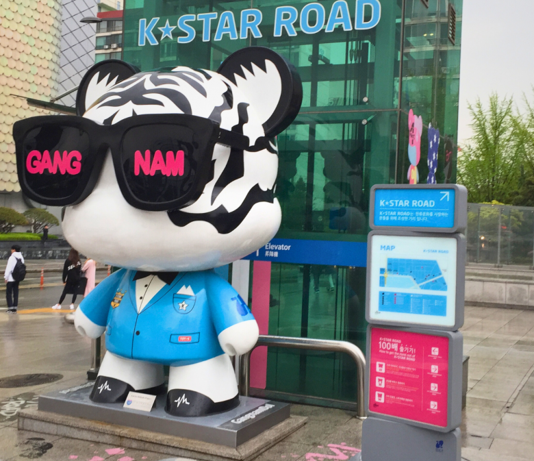 Große K-Pop Maskottchen-Figur mit Sonnenbrille auf der K-Star Road in Gangnam, Seoul