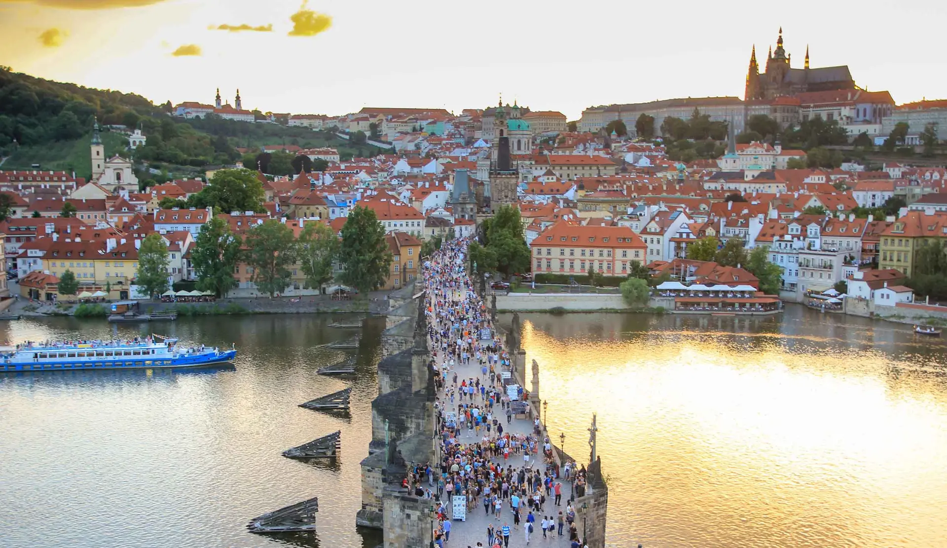 Karlsbrücke bei Sonnenuntergang, Aussicht vom Altstädter Brückenturm in Prag