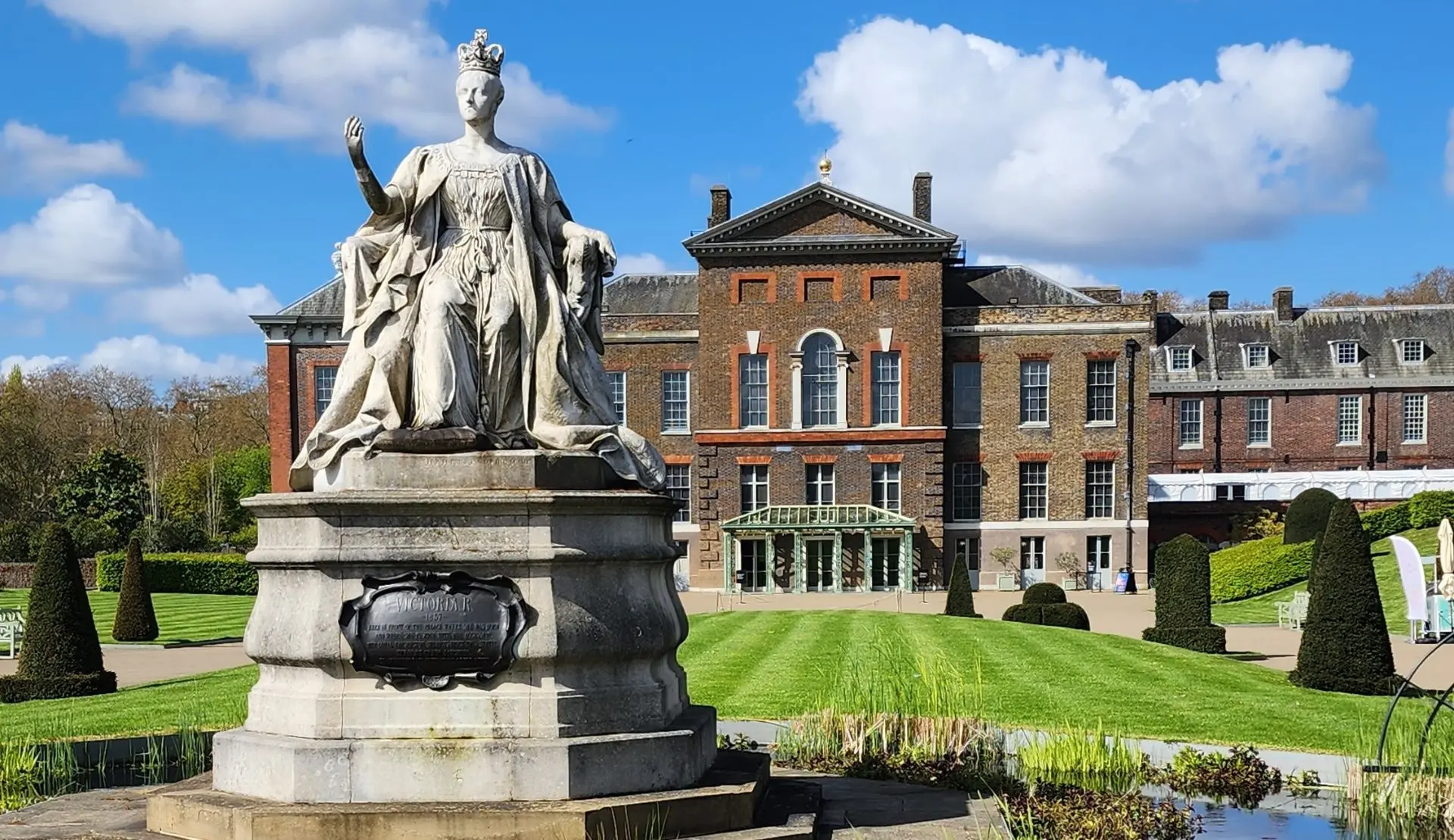 Kensington Palace mit der Queen-Victoria-Statue im Vordergrund in London.