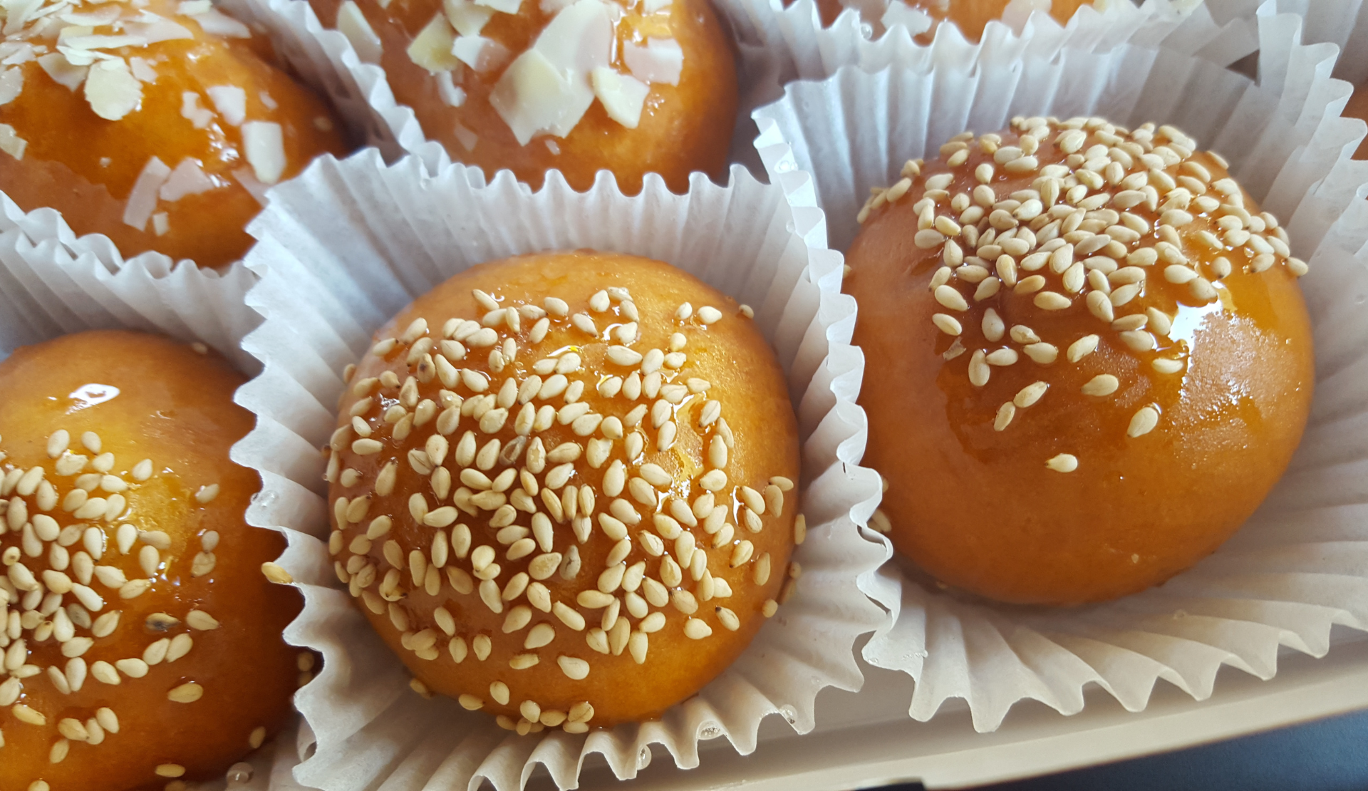 Kkulppang, das typische Honigbrot aus Tongyeong, mit Sesam bestreut in Papierförmchen