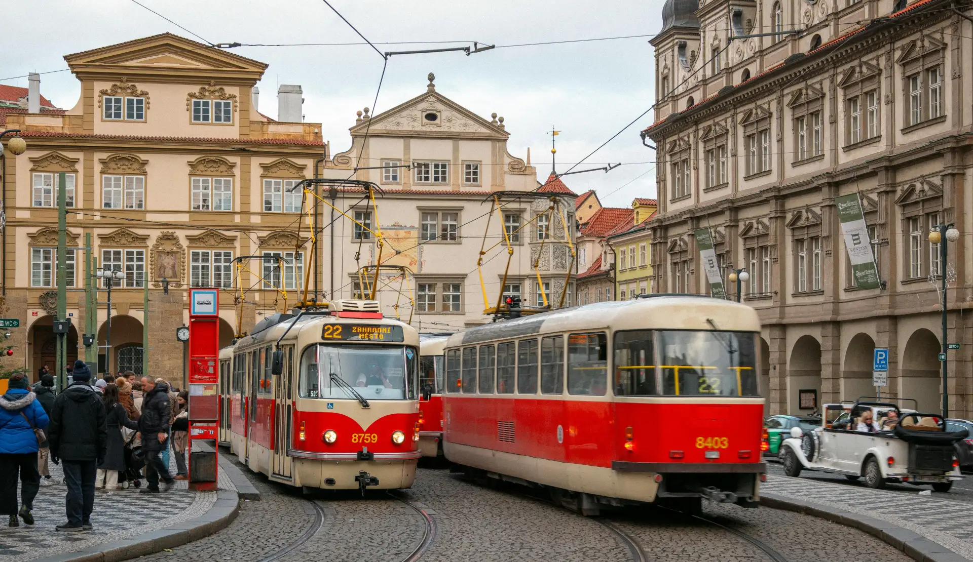 Straßenbahnen vor barocken Fassaden auf der Prager Kleinseite