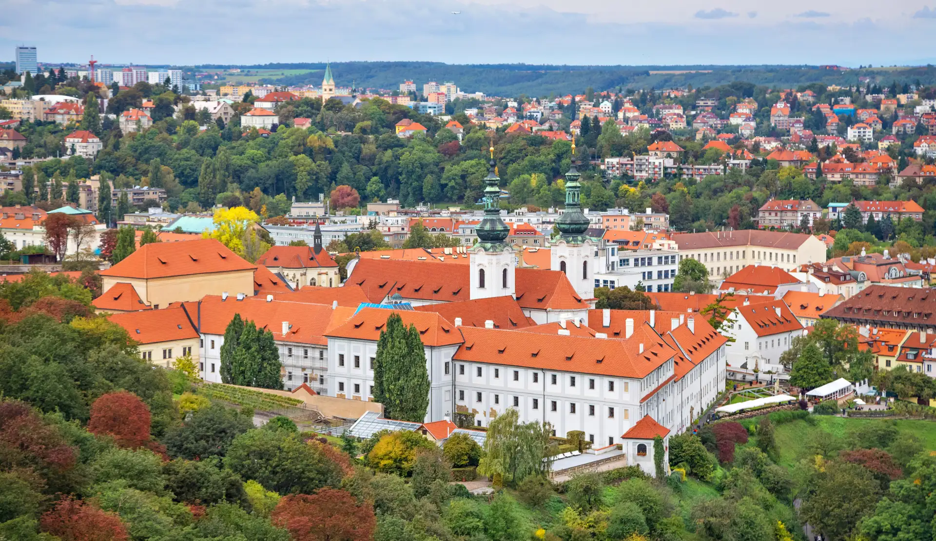 Das Klosters Strahov in Prag mit Klosterkomplex und Stadtpanorama im Hintergrund