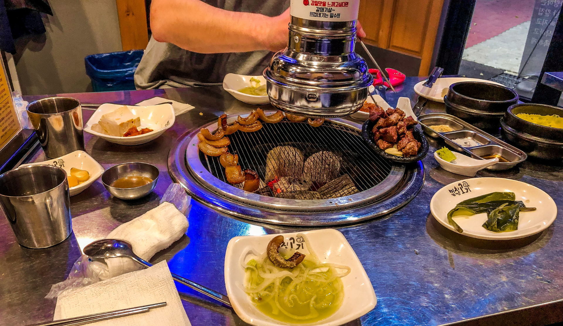 Korean BBQ auf dem Holzkohlegrill in einem Grillrestaurant in Mokpo, Südkorea
