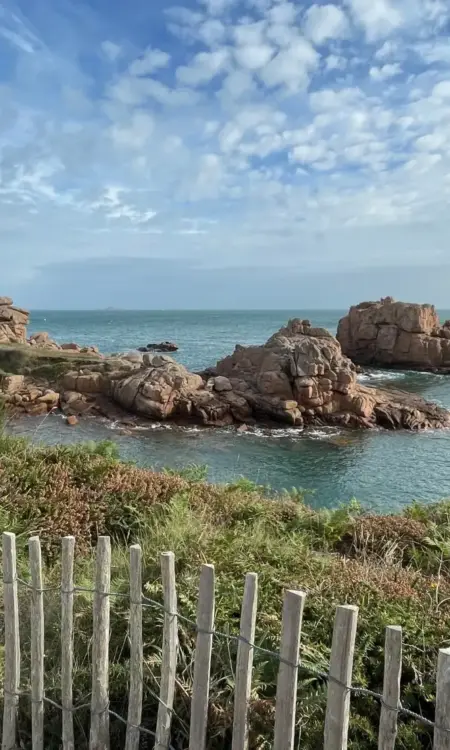 Küstenwanderweg an der Rosa Granitküste in der Bretagne mit Blick aufs Meer