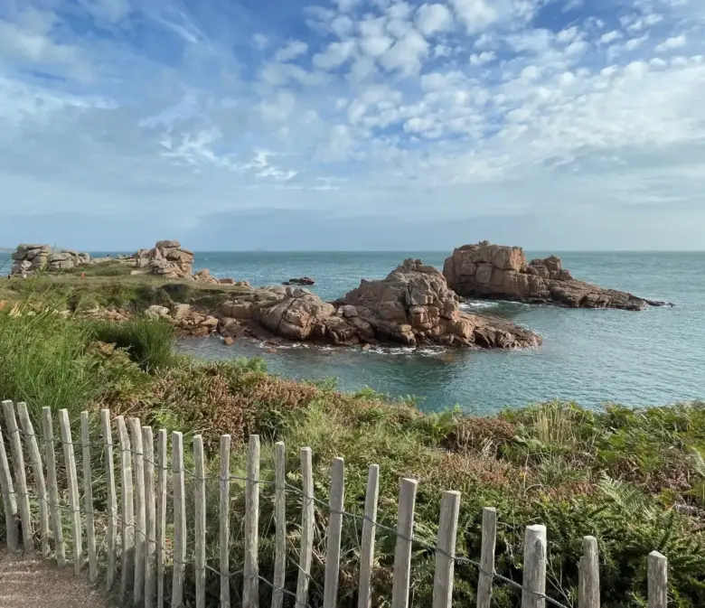 Küstenwanderweg an der Rosa Granitküste in der Bretagne mit Blick aufs Meer