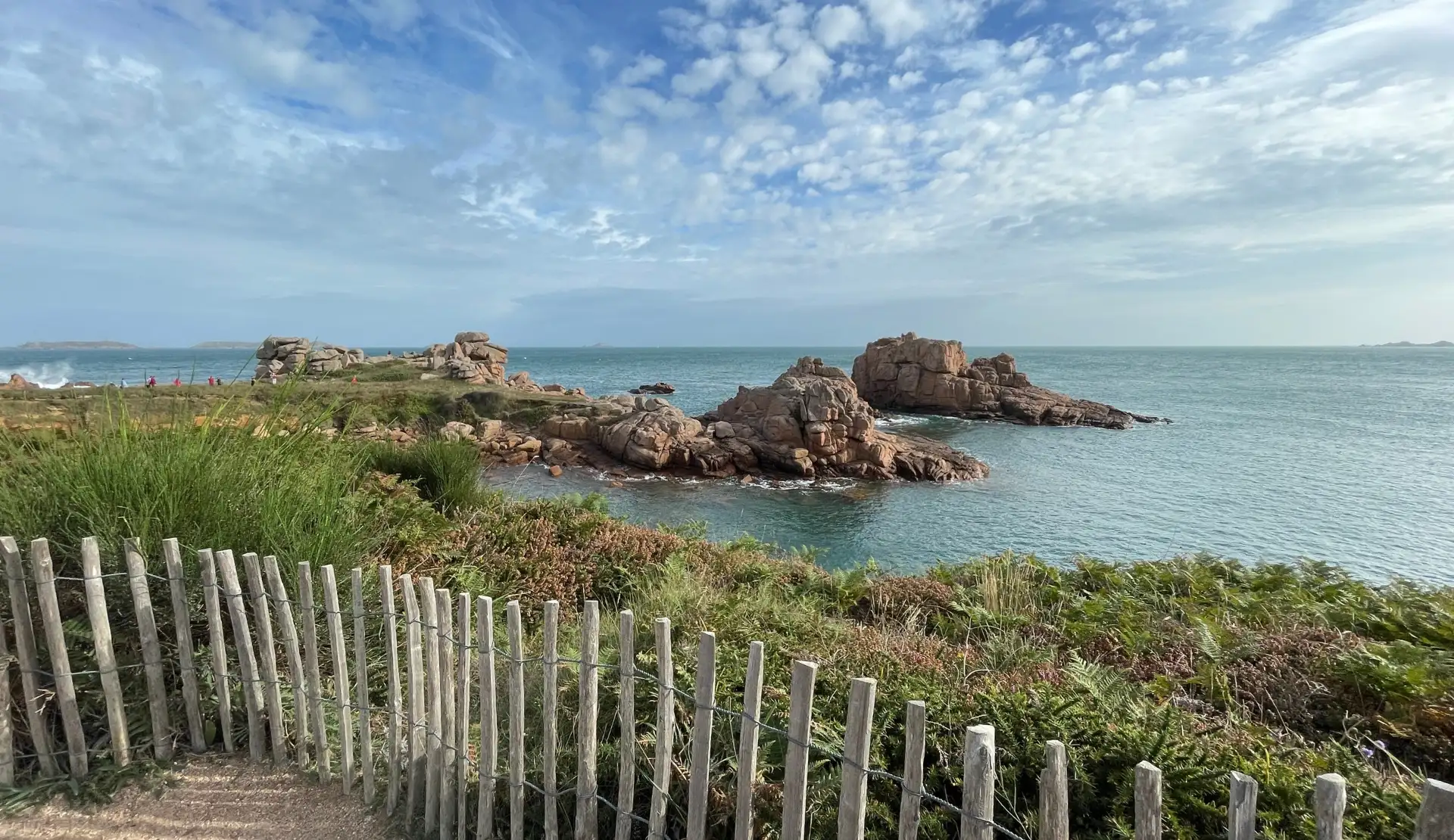 Küstenwanderweg an der Rosa Granitküste in der Bretagne mit Blick aufs Meer