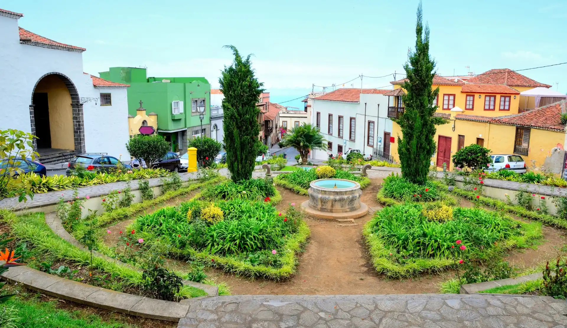 Gepflegter Garten mit bunten Hausfassaden in der Altstadt von La Orotava im Norden von Teneriffa