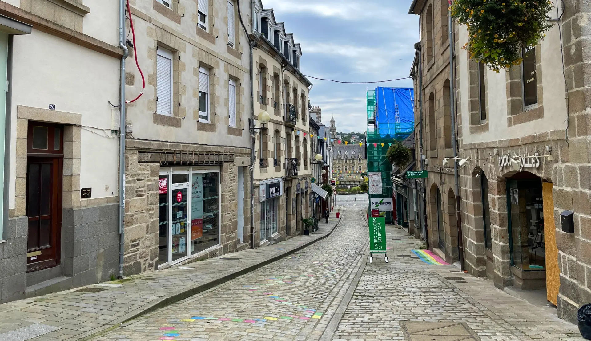 Kopfsteinpflastergasse in der historischen Altstadt von Lannion mit alten Fachwerk- und Steinhäusern