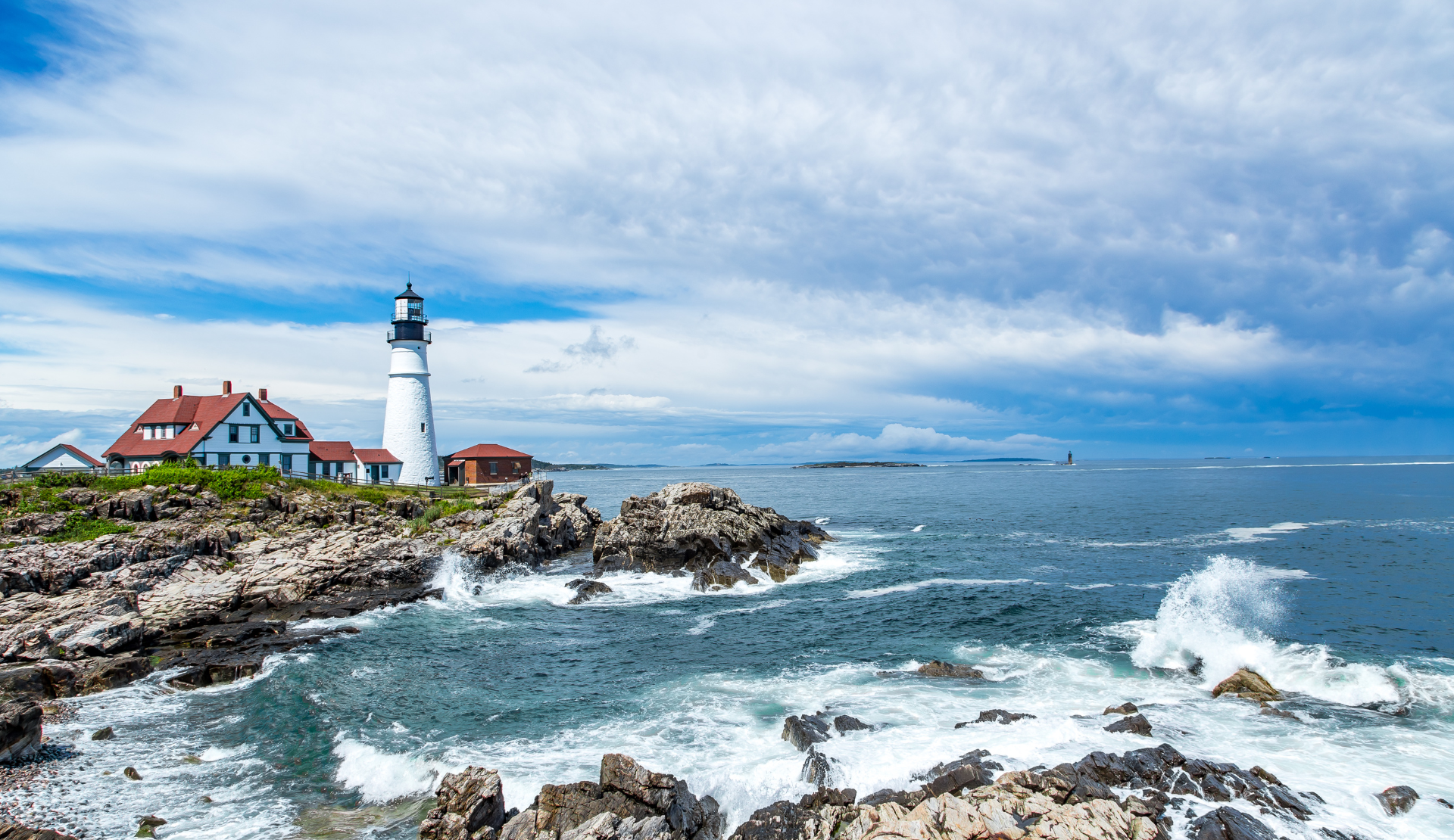 Portland Head Light Leuchtturm in Maine auf felsiger Küste mit historischen Gebäuden