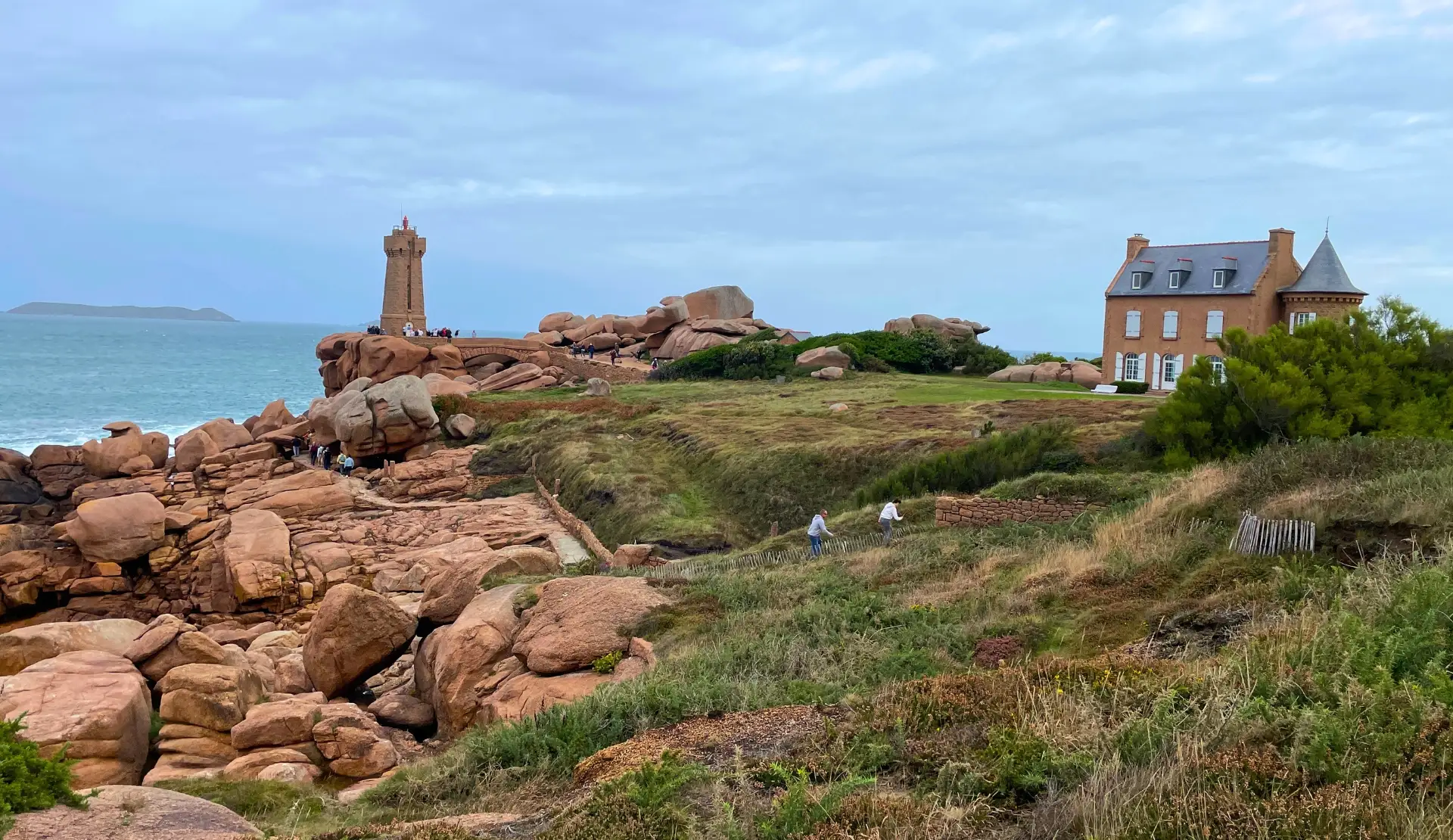 Leuchtturm Phare de Mean Ruz in Ploumanac'h zwischen rosa Granitfelsen an der Côte de Granit Rose