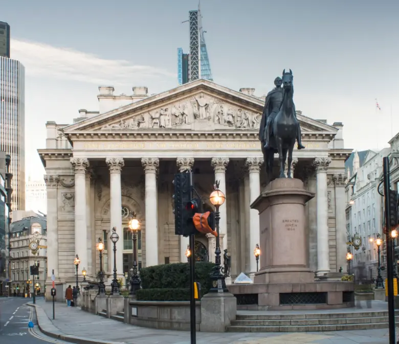 Roter Doppeldeckerbus vor der Royal Exchange in der City of London bei Dämmerung