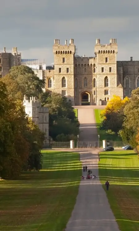 Windsor Castle am Ende des Long Walk als Sehenswürdigkeit in der Umgebung von London