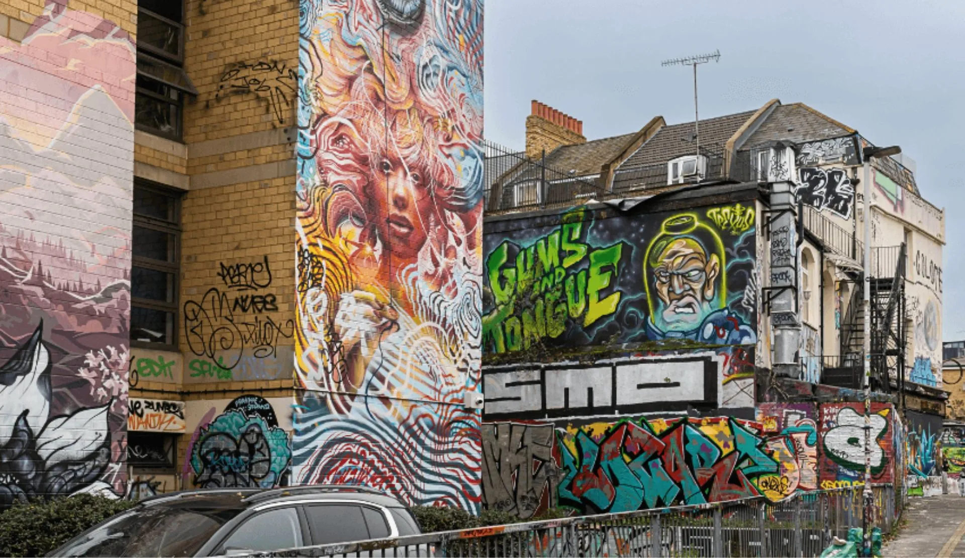 Bunte Graffiti und Street Art an einer Backsteinmauer im Londoner East End