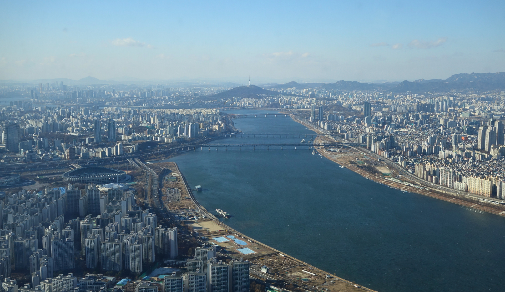  Blick von der Aussichtsplattform Seoul Sky im Lotte World Tower auf den Han-Fluss und die Skyline von Seoul