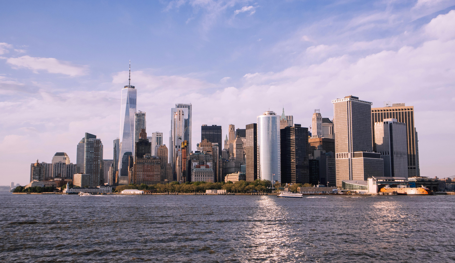 Skyline von Lower Manhattan mit One World Trade Center vom Wasser aus gesehen