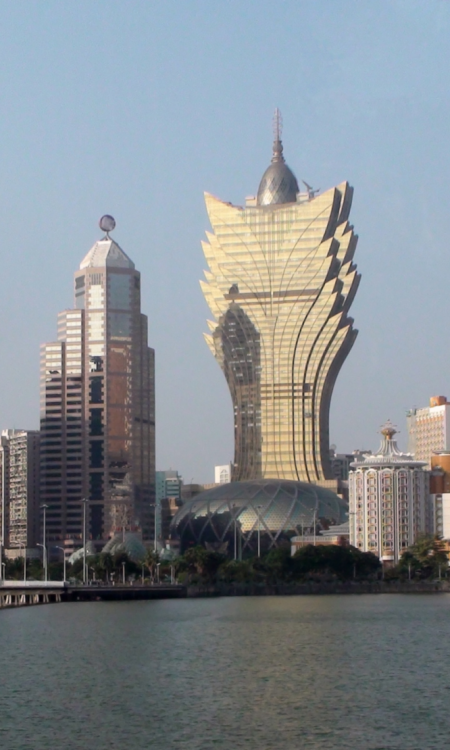 Macau Skyline mit dem Grand Lisboa Casino und modernen Hochhäusern am Wasser