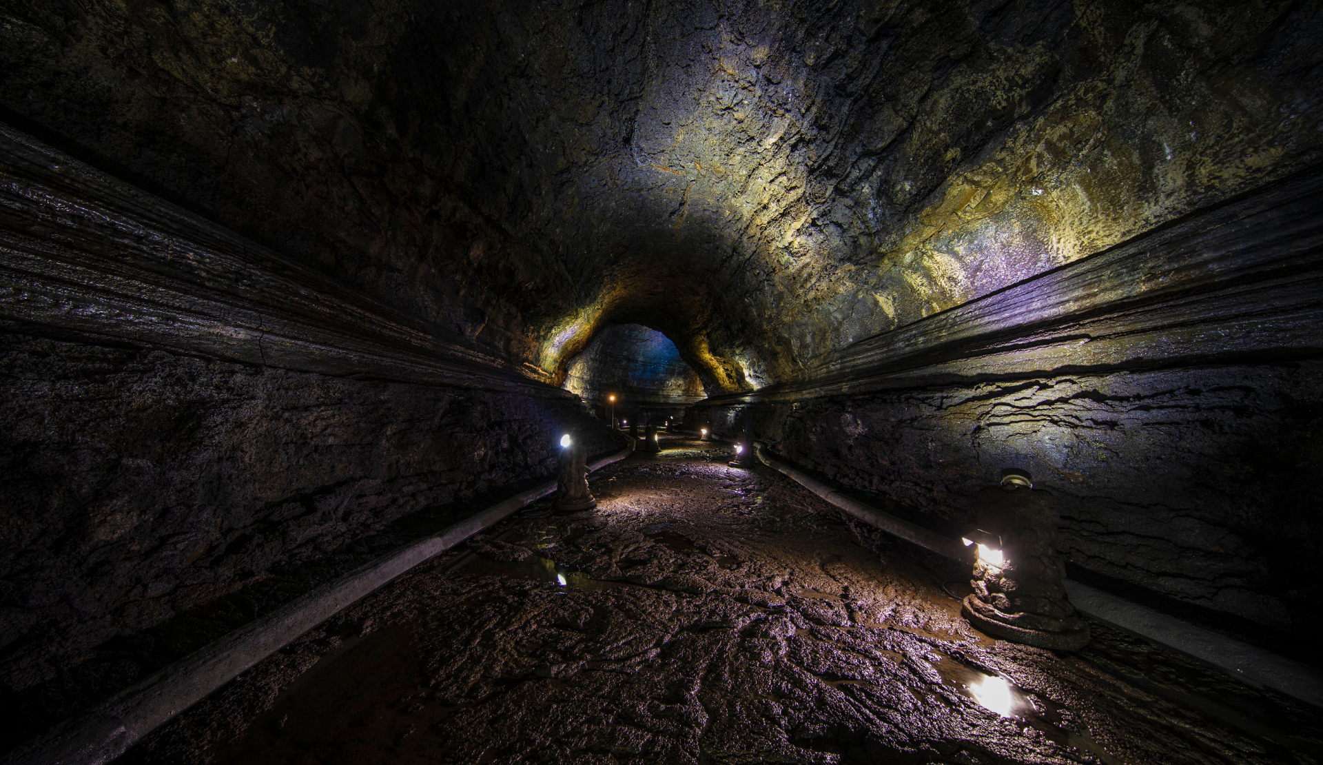 Beleuchteter Lavatunnel der Manjanggul Lavahöhle auf Jeju Island Südkorea