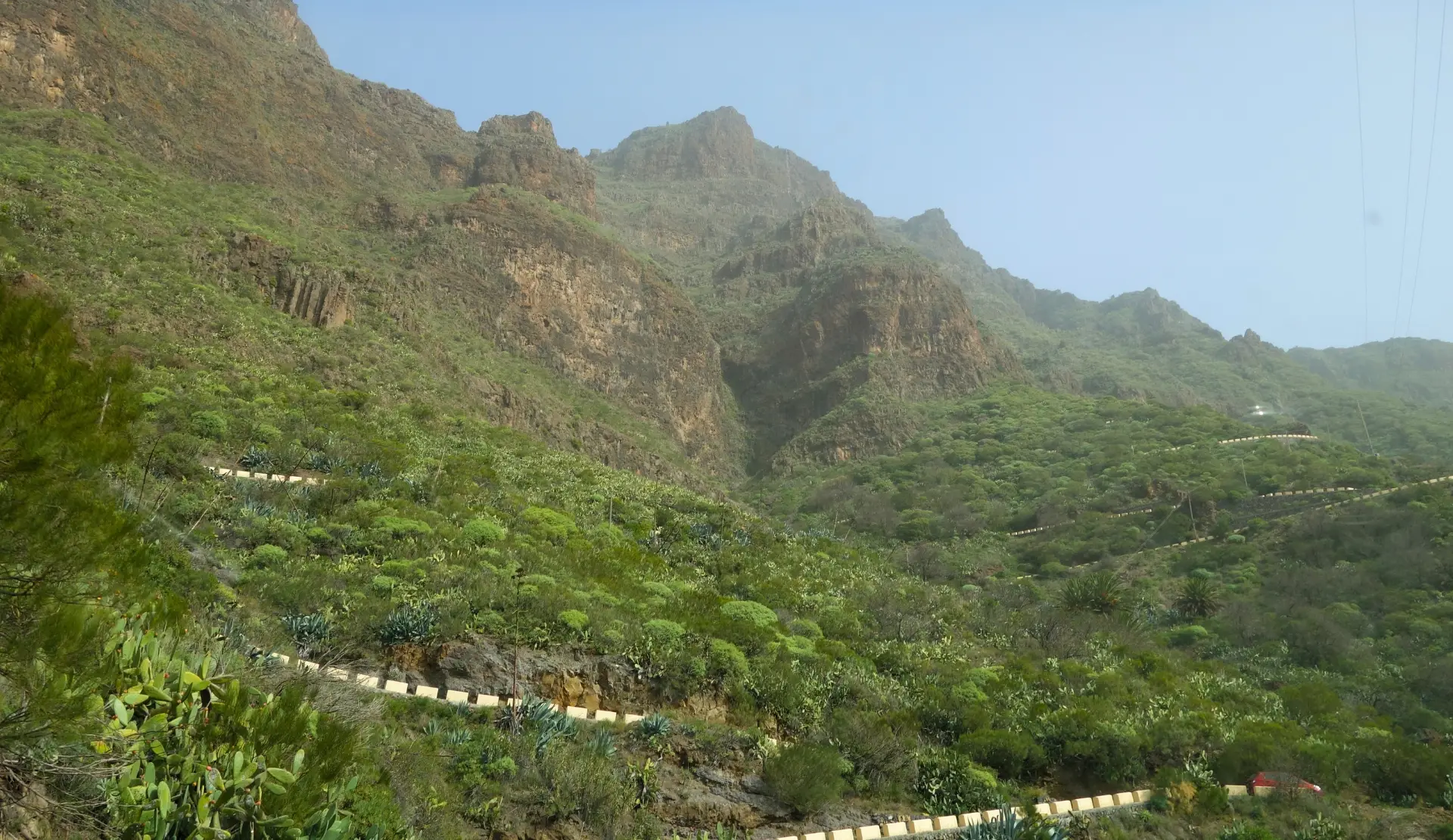 Serpentinenstraße durch das grüne Teno-Gebirge auf dem Weg nach Masca im Norden von Teneriffa