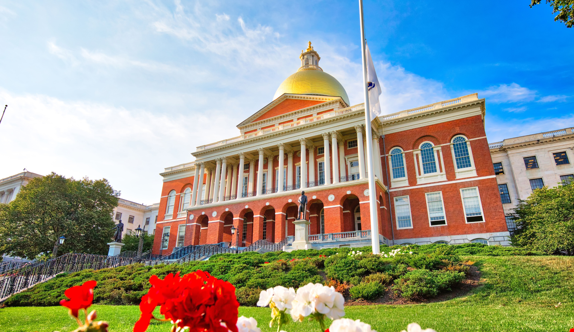 Massachusetts State House in Boston mit goldener Kuppel und Blumen im Vordergrund
