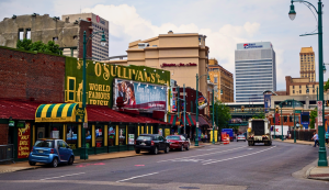 Straße in Downtown Memphis mit O’Sullivan’s Bar und typischen Südstaatenhäusern im Hintergrund