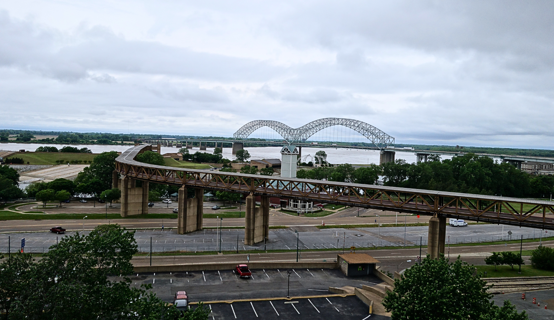 Blick auf den Mississippi River mit Brücken