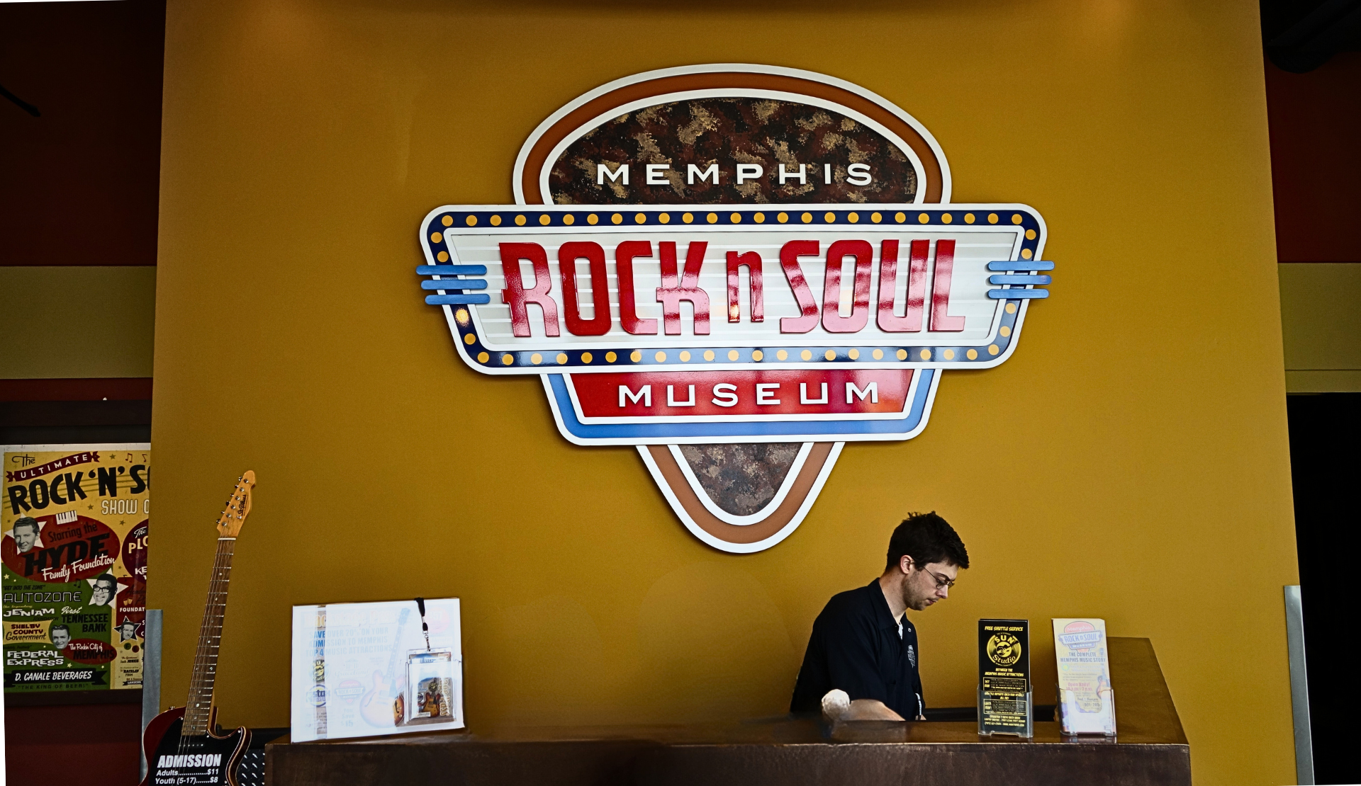 Empfangsbereich des Rock & Soul Museum in Memphis mit Logo an der Wand und Gitarre im Vordergrund