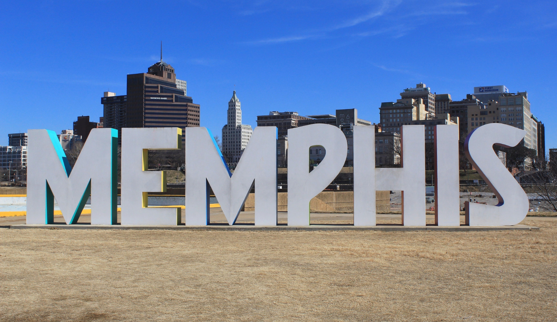 Großes Memphis-Schild mit Blick auf die Skyline der Stadt vom Mud Island River Park aus
