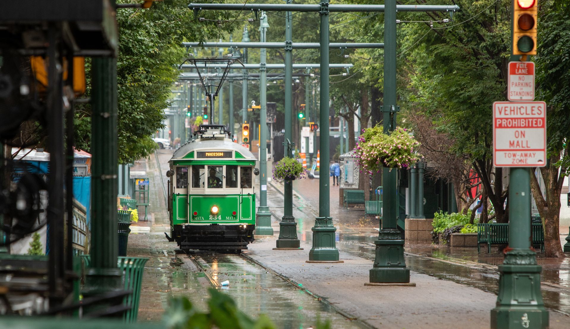 Grüner historischer Trolley fährt durch die Main Street in Memphis an einem regnerischen Tag