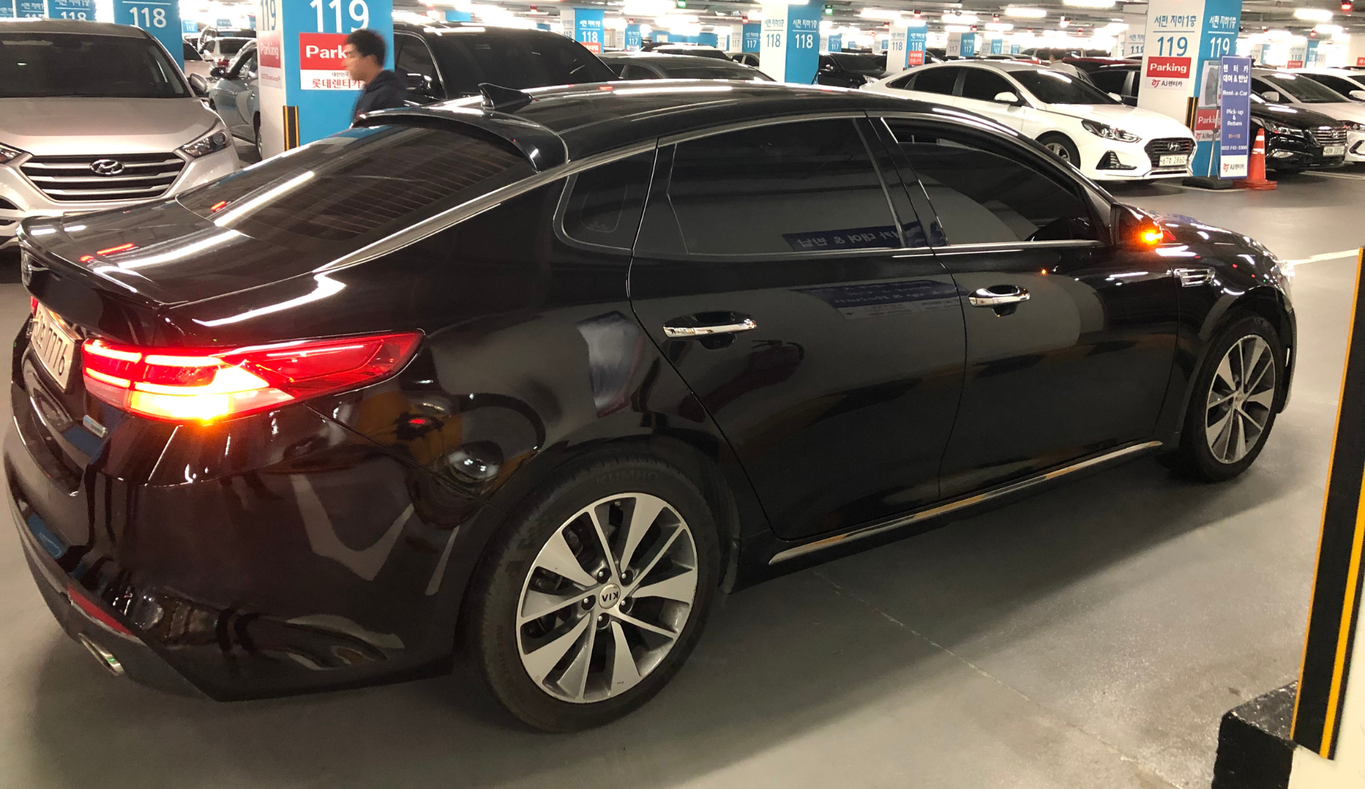 Dunkler Mietwagen in einem Parkhaus in Südkorea