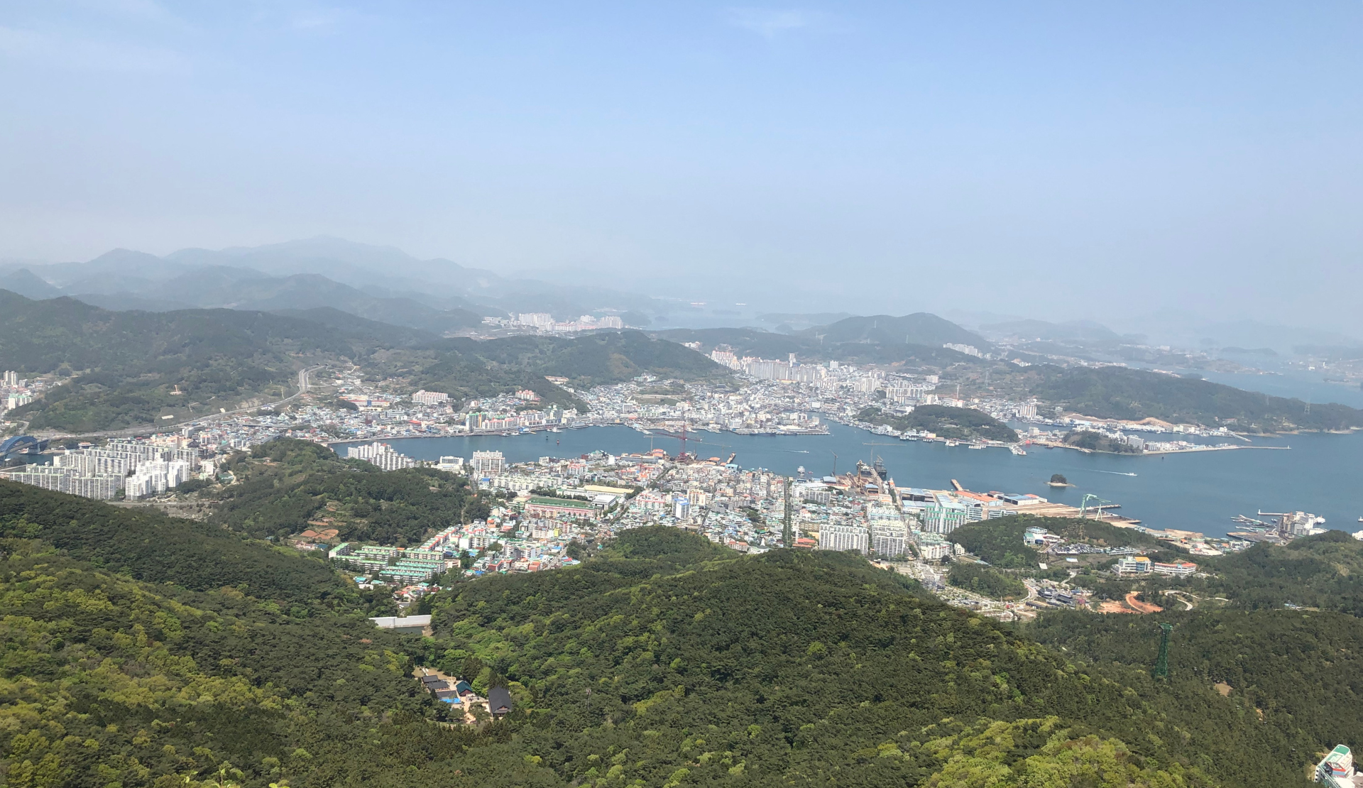 Panoramablick vom Gipfel des Mireuk-san auf die Stadt Tongyeong, den Hafen und die vorgelagerten Inseln, Südkorea