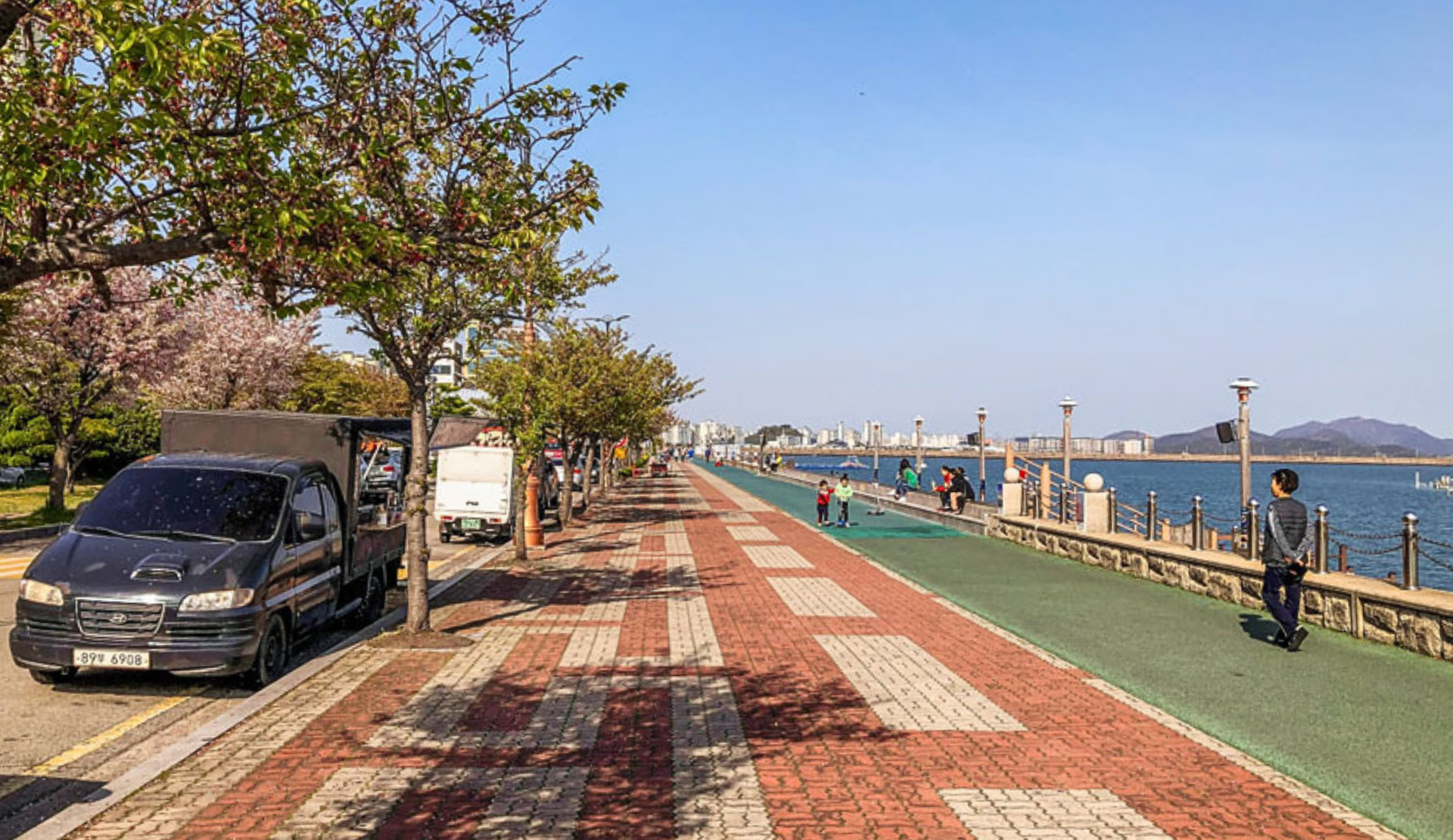 Gepflasterter Uferweg an der Hafenpromenade in Mokpo mit Blick aufs Meer