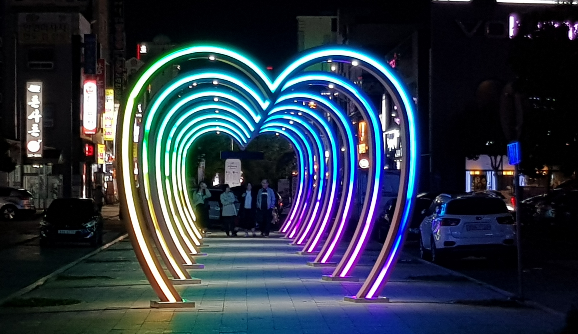 Beleuchtete Herzbögen der Love Lane am Pyeonghwa Square in Mokpo, Südkorea bei Nacht