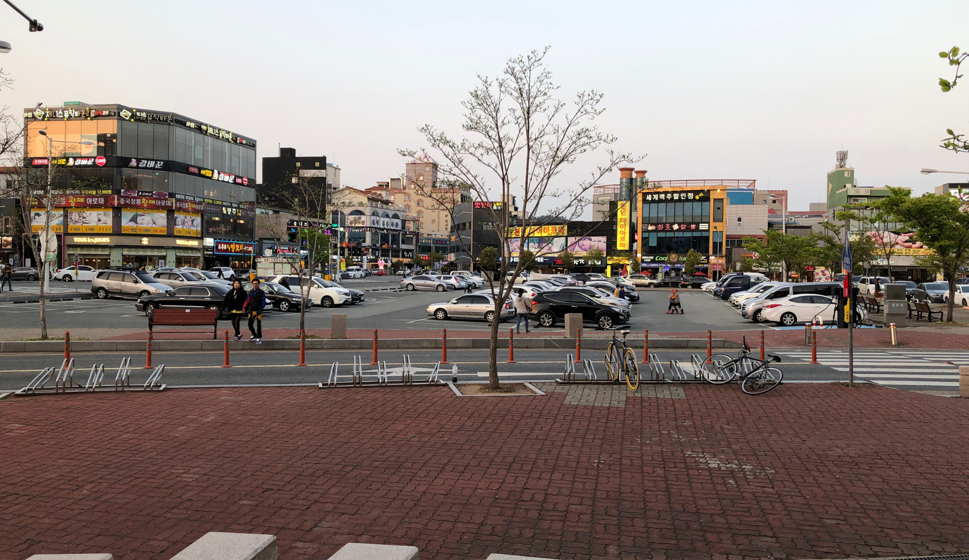 Belebte Straßenkreuzung in der Innenstadt von Mokpo, Südkorea