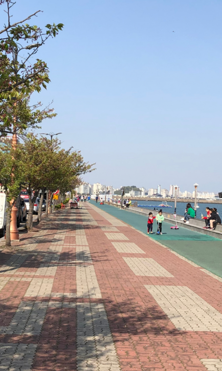 Uferpromenade in Mokpo, Südkorea mit Blick auf den Hafen