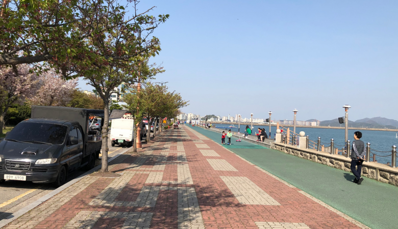 Uferpromenade in Mokpo Südkorea mit Blick auf den Hafen