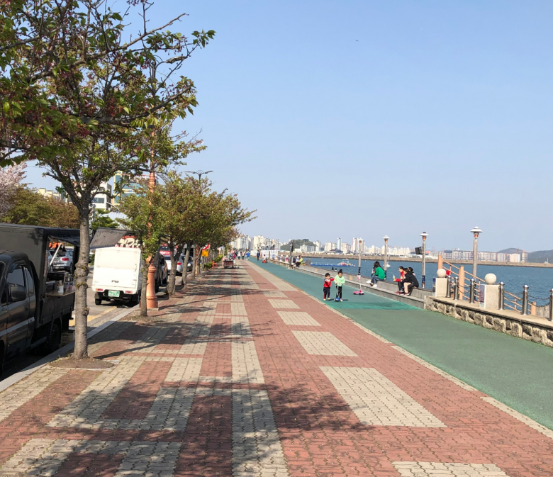 Uferpromenade in Mokpo, Südkorea mit Blick auf den Hafen