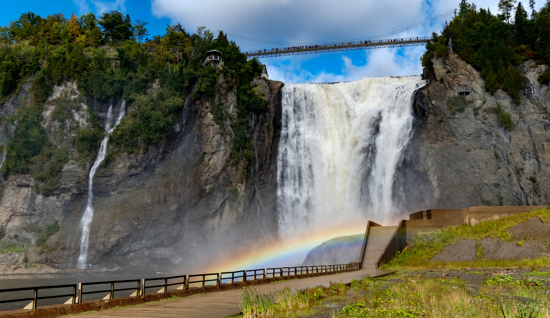 Montmorency Wasserfall bei Quebec City mit Regenbogen