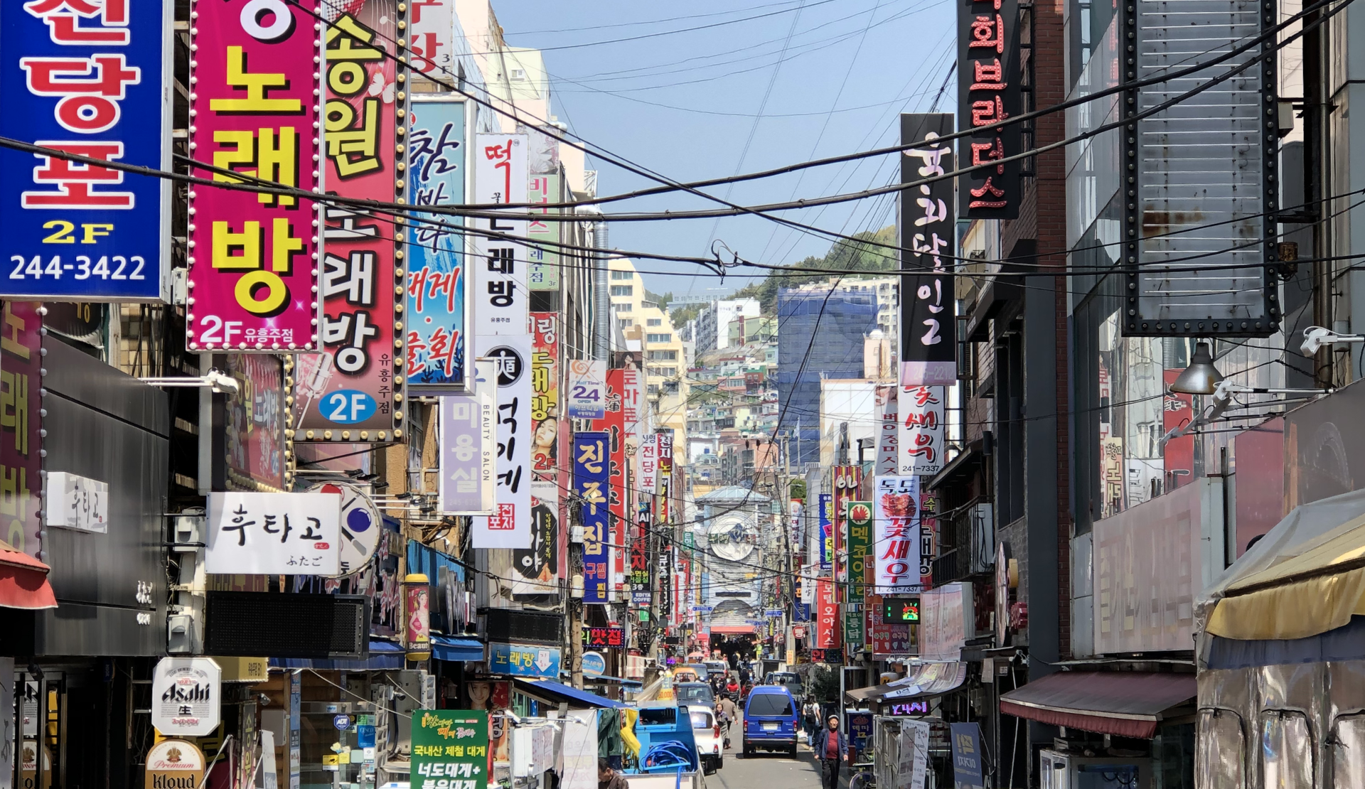 Bunte Neonreklamen und Schilder in den Nebenstraßen von Nampo-dong in Busan Südkorea