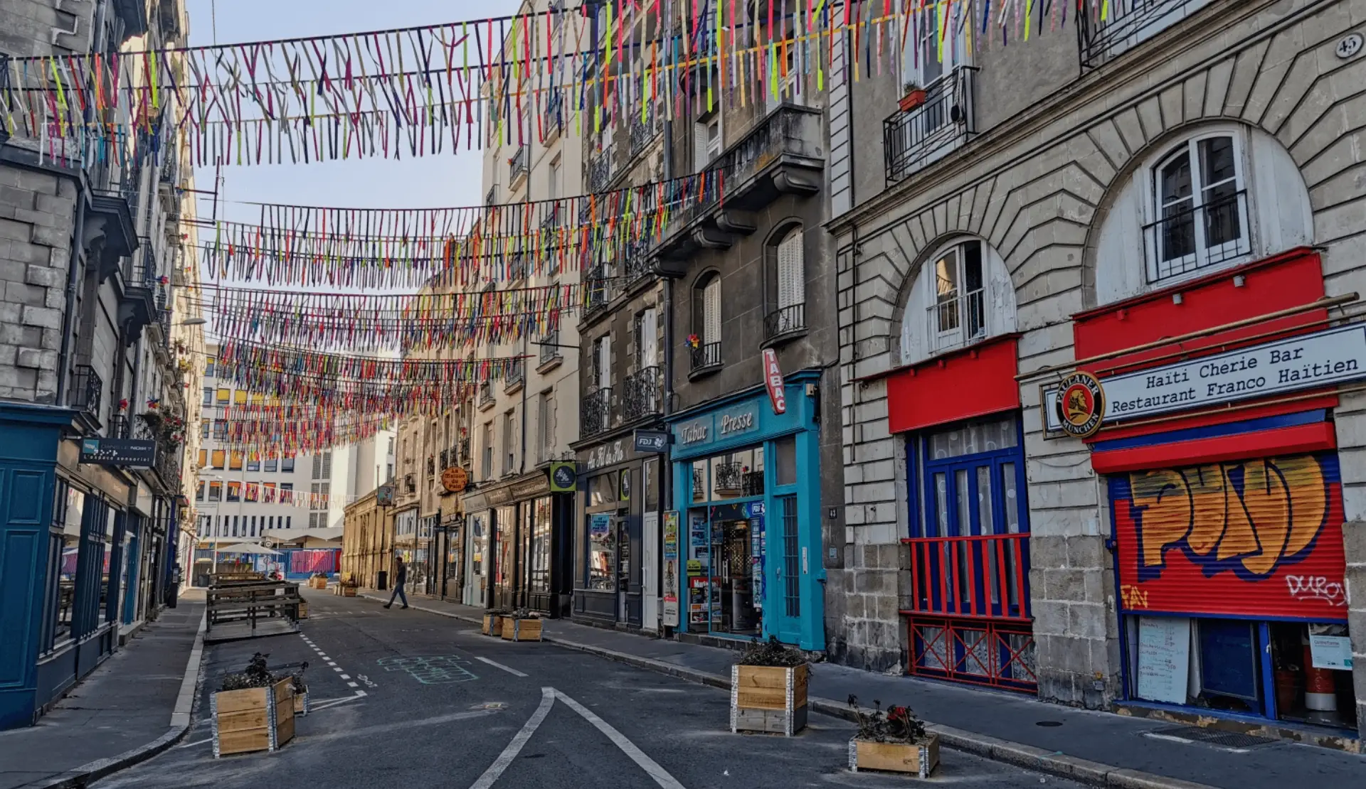 Bunt geschmückte Altstadtgasse in Nantes mit hängenden Bändern