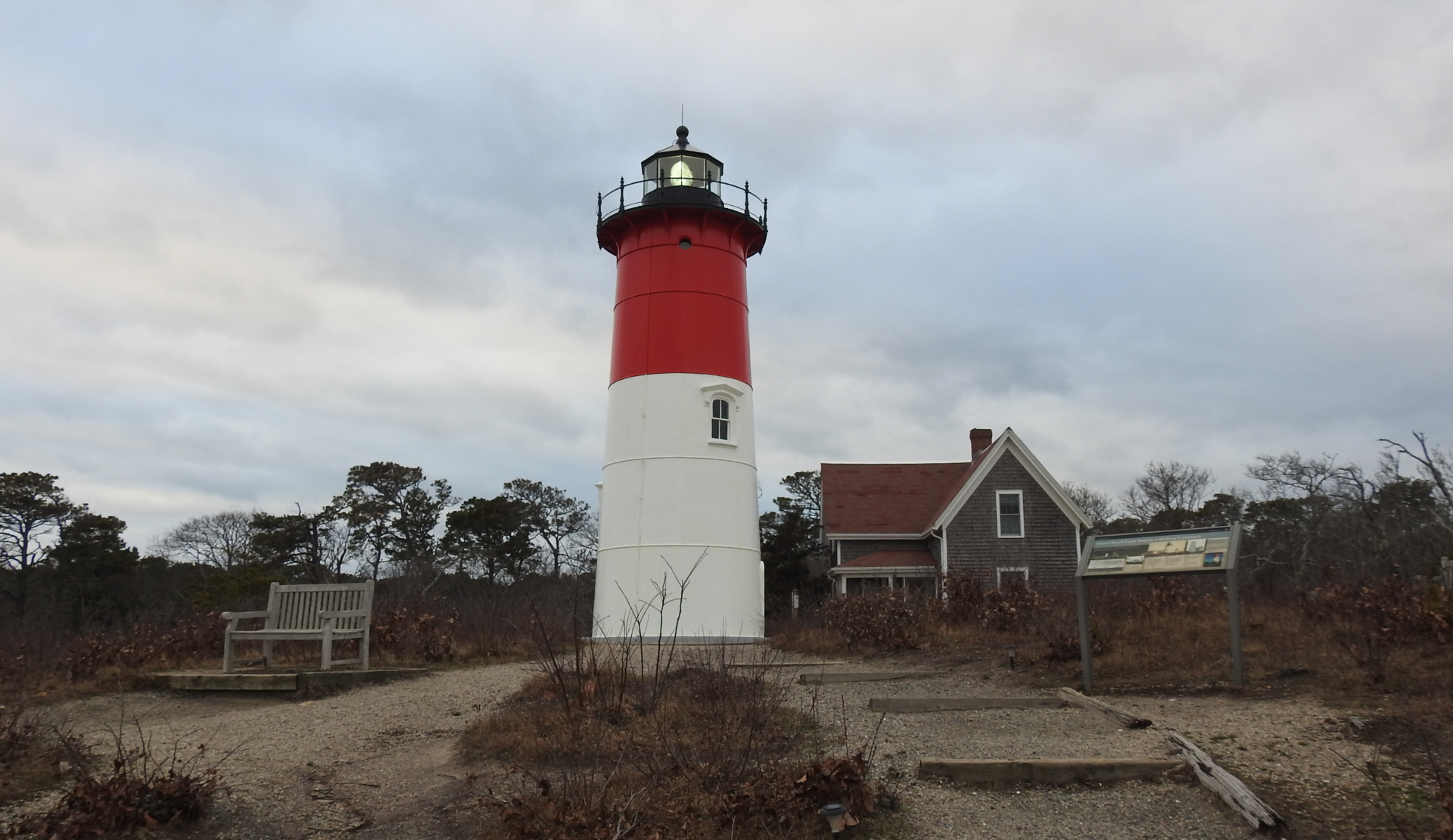 Nauset Light Leuchtturm mit rotem und weissem Turm in duenniger Kuestenlandschaft auf Cape Cod