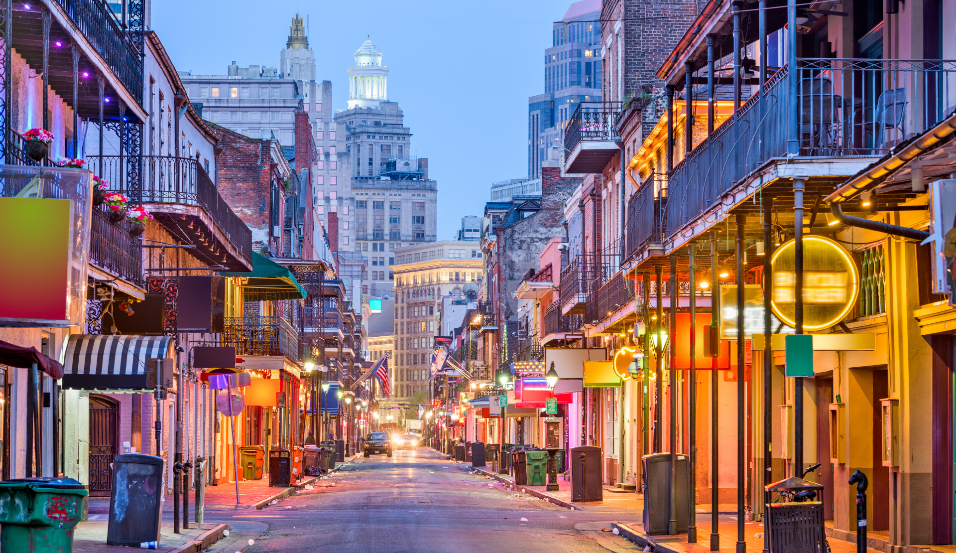 Blick auf die beleuchtete Bourbon Street im French Quarter von New Orleans zur blauen Stunde