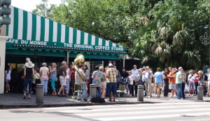 Menschen stehen vor dem Café du Monde in New Orleans in der Schlange