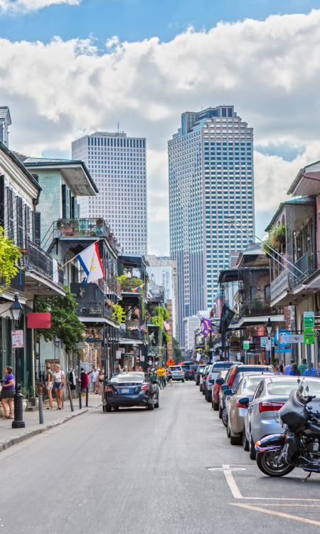 Straßenszene im French Quarter in New Orleans mit bunten Häusern und Balkonen