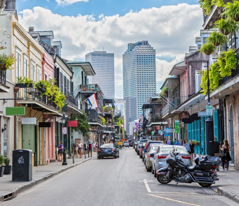 Straßenszene im French Quarter in New Orleans mit bunten Häusern und Balkonen
