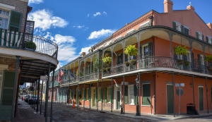 Bunte Häuser mit schmiedeeisernen Balkonen im French Quarter von New Orleans