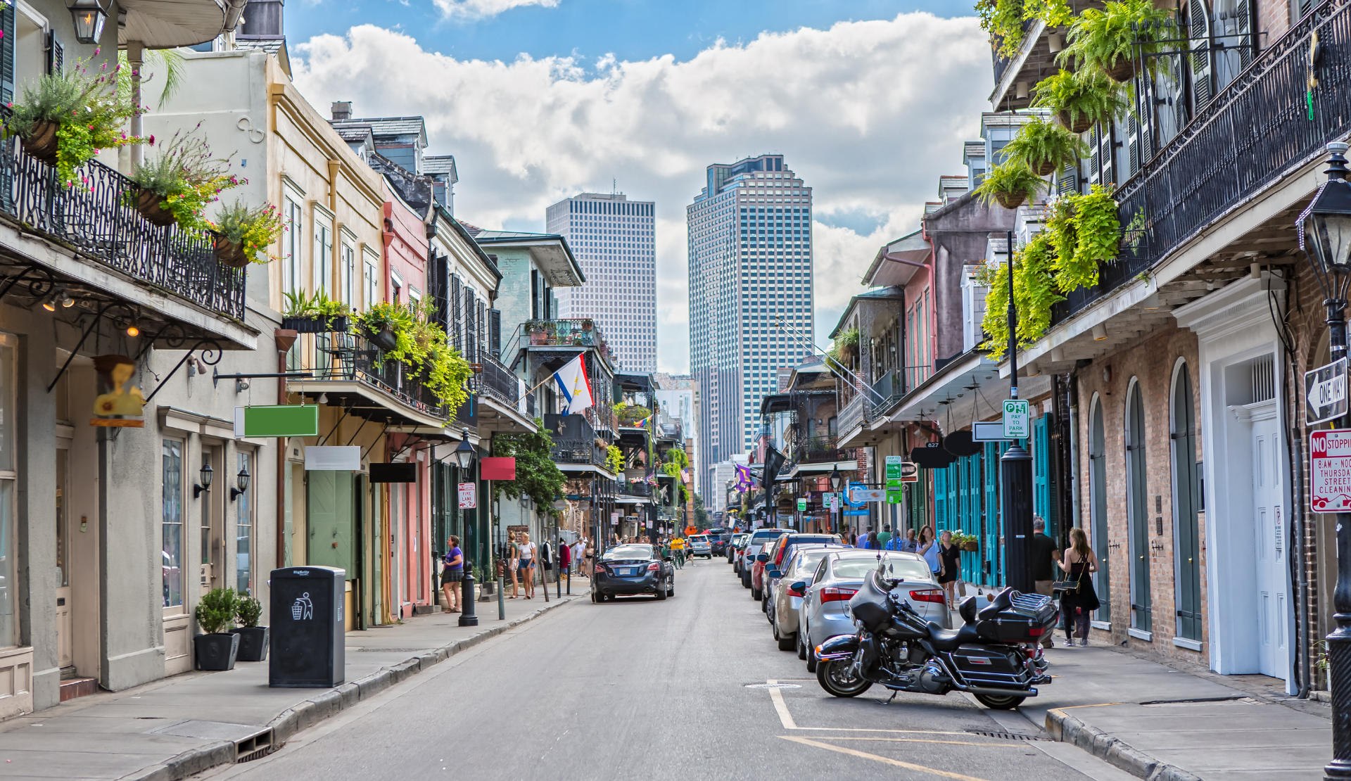 Roadtrip USA: Straßenszene im French Quarter von New Orleans mit schmiedeeisernen Balkonen