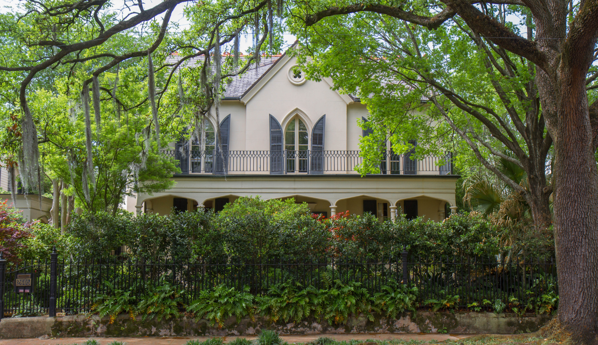 Historisches Haus mit Garten und alten Bäumen im Garden District von New Orleans