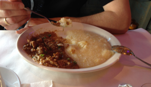 ypisches kreolisches Gericht in New Orleans mit Fleisch und Grits