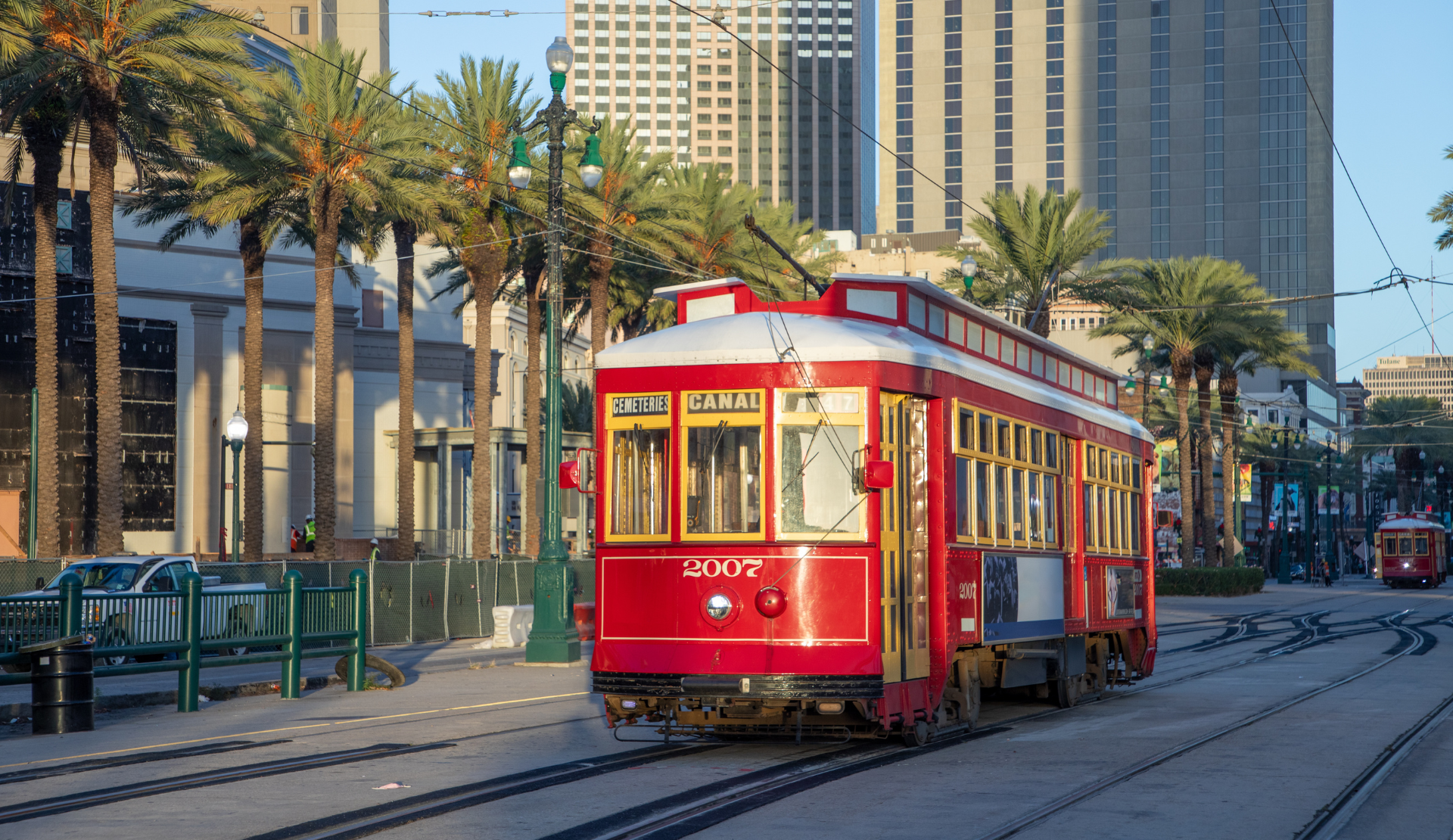 Rote Straßenbahn auf der Canal Street in New Orleans